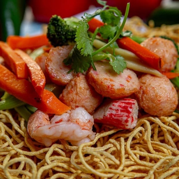 Seafood and Vegetable Chow Mein (Mi Xao Don Do Bien).